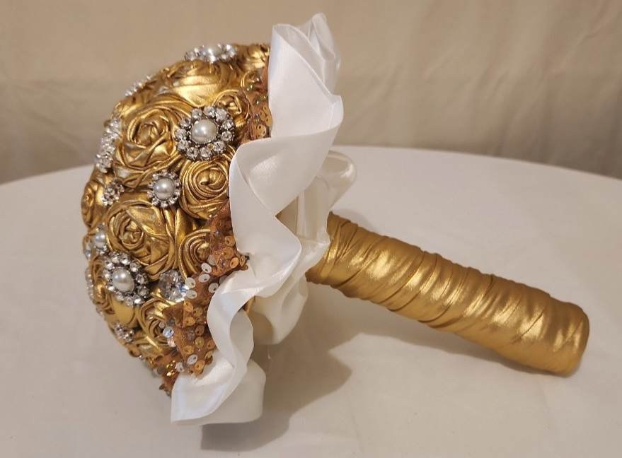 Elegant Metallic Gold & Bridal Bouquet